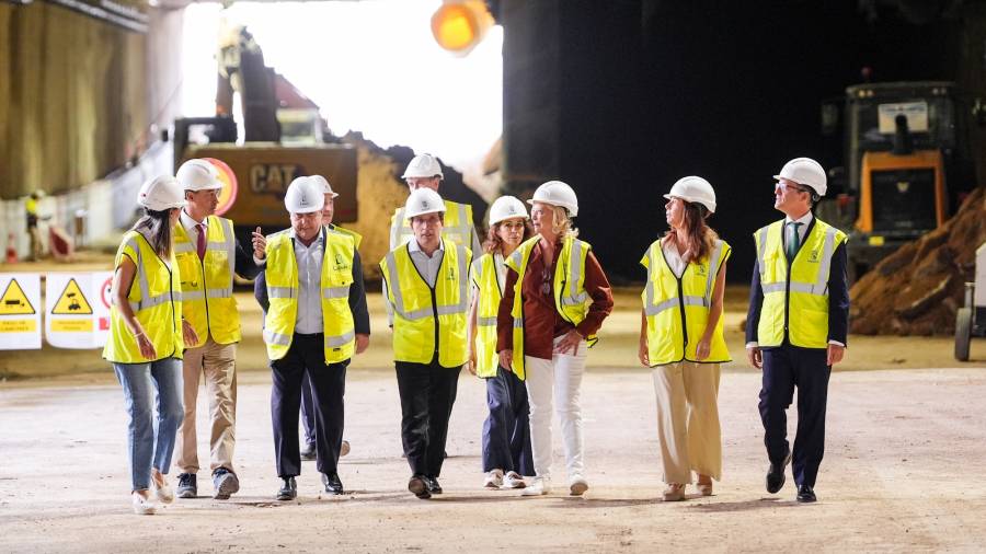 El alcalde, José Luis Martínez-Almeida, visita las obras de Parque Castellana acompañado de la delegada de Obras y Equipamientos, Paloma García Romero, y los concejales de Fuencarral-El Pardo, José Antonio Martínez Páramo; Chamartín, Yolanda Estrada, y Tetuán, Paula Gómez-Angulo