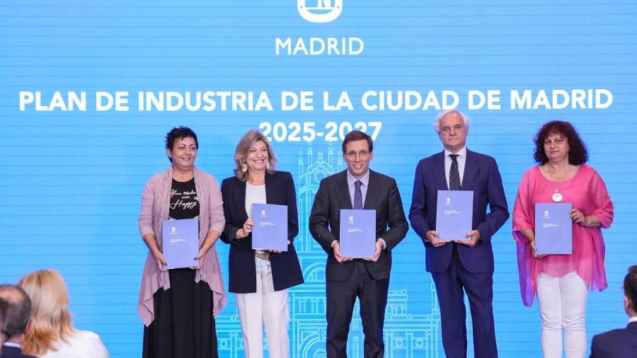 El alcalde de Madrid, José Luis Martínez-Almeida, en el acto de firma del acuerdo sobre el ‘Plan de Industria de la Ciudad de Madrid 2025-2027’, celebrado en el palacio de Cibeles