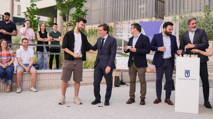 El alcalde, José Luis Martínez-Almeida, entrega las llaves de una nueva promoción de viviendas públicas de alquiler asequible