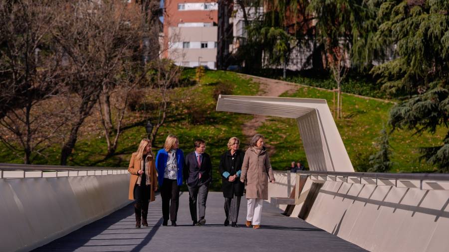 El alcalde de Madrid, José Luis Martínez-Almeida, acompañado por la vicealcaldesa, Inma Sanz; la delegada de Obras y Equipamientos, Paloma García Romero, y las concejalas de Salamanca, Cayetana Hernández de la Riva, y de Ciudad Lineal, Nadia Álvarez, presenta el Parque Ventas