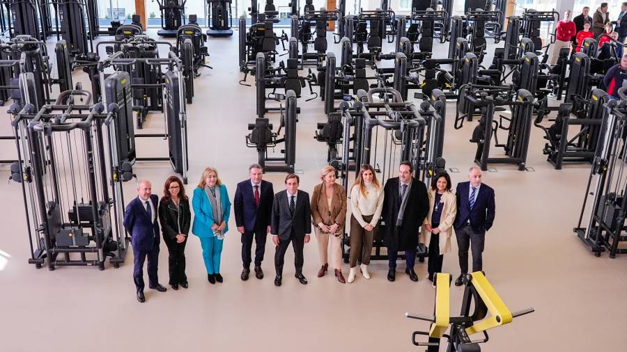 El alcalde de Madrid, José Luis Martínez-Almeida, acompañado por la vicealcaldesa y delegada de Seguridad y Emergencias, Inma Sanz; la delegada de Obras y Equipamientos, Paloma García Romero; la concejala delegada de Deportes, Sonia Cea, y la presidenta del distrito de Tetuán, Paula Gómez-Angulo, en el nuevo centro deportivo municipal de Cuatro Caminos