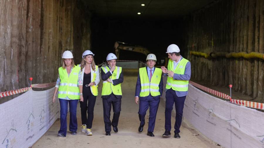 El alcalde de Madrid, José Luis Martínez-Almeida, el delegado de Urbanismo, Medio Ambiente y Movilidad, Borja Carabante, y el concejal de Latina, Alberto González, durante su visita las obras del Paseo Verde del Suroeste