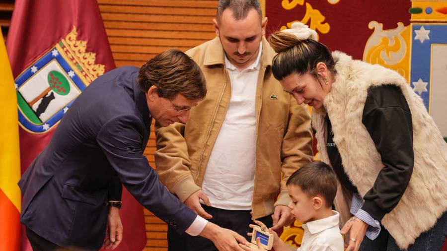 El alcalde de Madrid, José Luis Martínez-Almeida, con una familia adjudicataria de la promoción viviendas de alquiler asequible Cañaveral 5