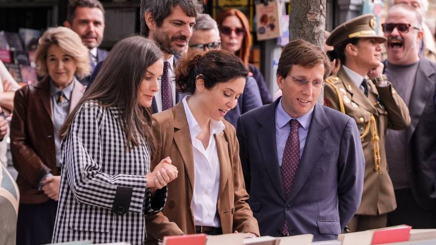 La presidenta de la Comunidad de Madrid, Isabel Díaz Ayuso, y el Alcalde de Madrid, José Luis Martínez-Almeida, acompañan a la reina Letizia en su visita a la Cuesta de Moyano por su centenario