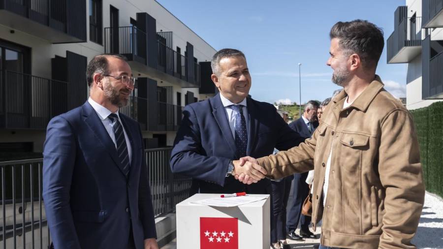 El consejero de Vivienda, Transportes e Infraestructuras, Jorge Rodrigo, junto al alcalde de Colmenar Viejo, Carlos Blázquez, entrega las llaves de una nueva promoción de 81 viviendas del Plan Vive de alquiler asequible