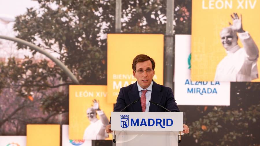 El alcalde de Madrid, José Luis Martínez-Almeida, presenta la imagen que tomará la ciudad durante la visita del papa León XIV