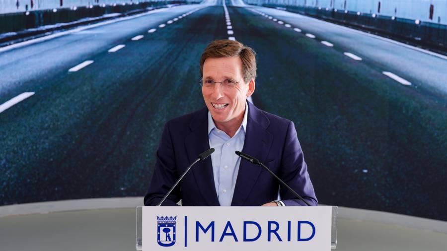 El alcalde, José Luis Martínez-Almeida, en la presentación del sistema de balizas que permite la navegación asistida por los túneles de la M-30