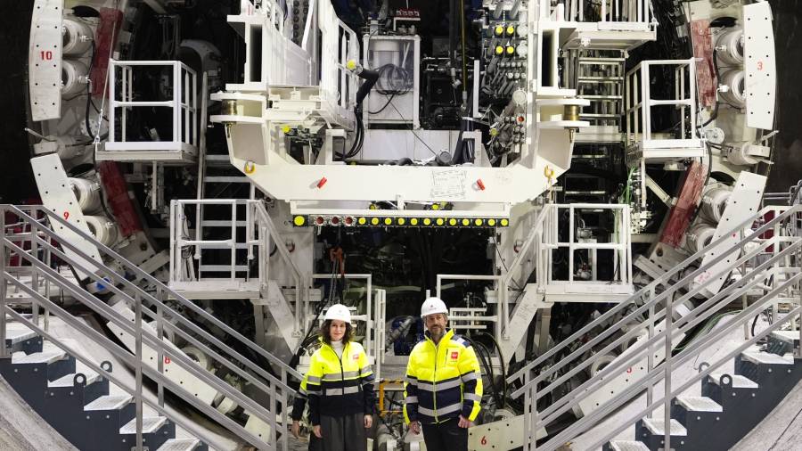 La presidenta regional, Isabel Díaz Ayuso, en el inicio del montaje de la tuneladora Mayrit