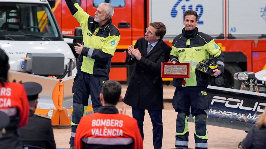 Representantes del Cuerpo de Bomberos de Valencia durante la entrega de reconocimientos que ha realizado del alcalde de la capital, José Luis Martínez-Almeida, a los servicios municipales que prestaron ayuda tras el paso de la DANA en la Comunidad Valenciana