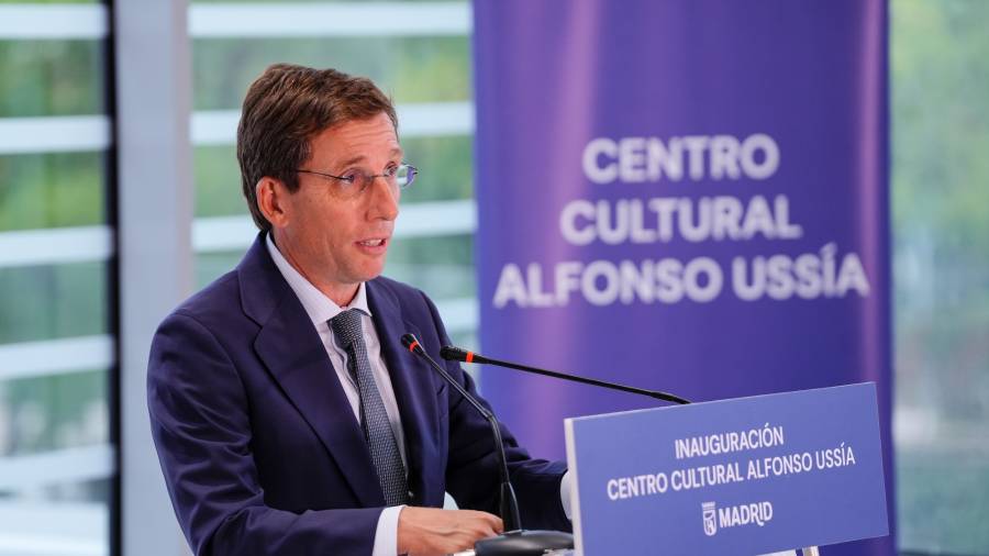 El alcalde de Madrid, José Luis Martínez-Almeida, inaugura el Centro Cultural Alfonso Ussía de Valdebebas