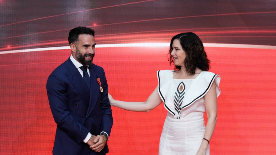 La presidenta autonómica, Isabel Díaz Ayuso, entrega la Medalla de Oro de la Comunidad de Madrid al futbolista Dani Carvajal