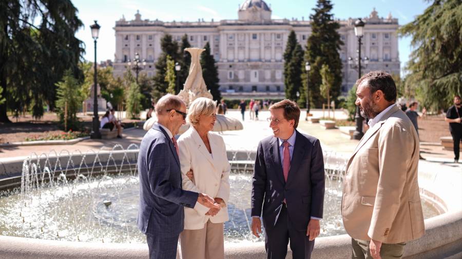 El alcalde de Madrid, José Luis Martínez-Almeida, acompañado de la delegada de Obras y Equipamientos, Paloma García Romero, y el concejal de Centro, Carlos Segura, visita los jardines de Sabatini