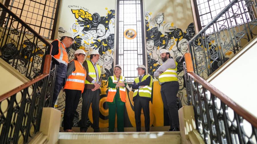 El alcalde de Madrid, José Luis Martínez-Almeida, acompañado de la delegada de Obras y Equipamientos, Paloma García Romero, y el concejal de Centro, Carlos Segura, ha visitado esta mañana Prado 30