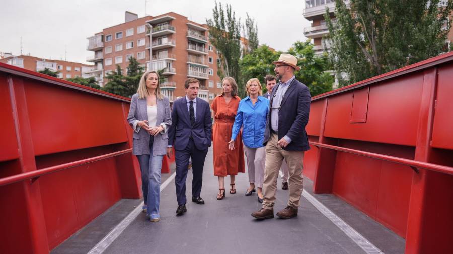 El alcalde de Madrid, José Luis Martínez-Almeida, acompañado de la delegada de Obras y Equipamientos, Paloma García Romero, y las concejalas de Salamanca, Cayetana Hernández de la Riva, y Chamartín, Yolanda Estrada, visita la nueva pasarela peatonal que el Consistorio ha construido sobre la A-2 a la altura de la avenida de Bruselas