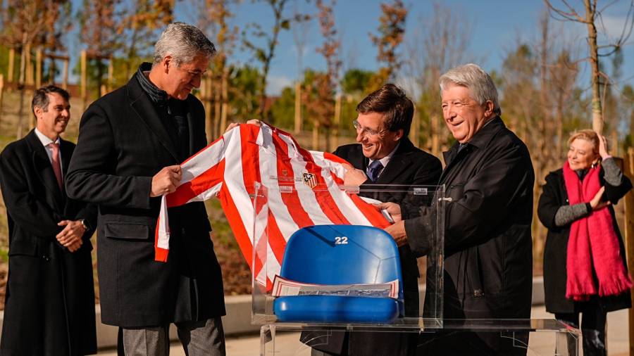 El alcalde de la capital, José Luis Martínez-Almeida, junto al presidente del Atlético de Madrid, Enrique Cerezo, introduce una butaca del estadio Vicente Calderón en una urna dentro del espacio verde construido sobre el cubrimiento de la M-30 en el ámbito Mahou-Calderón