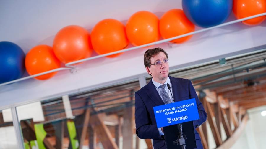 El alcalde, José Luis Martínez-Almeida, hace balance de la inversión del Ayuntamiento en equipamientos deportivos municipales