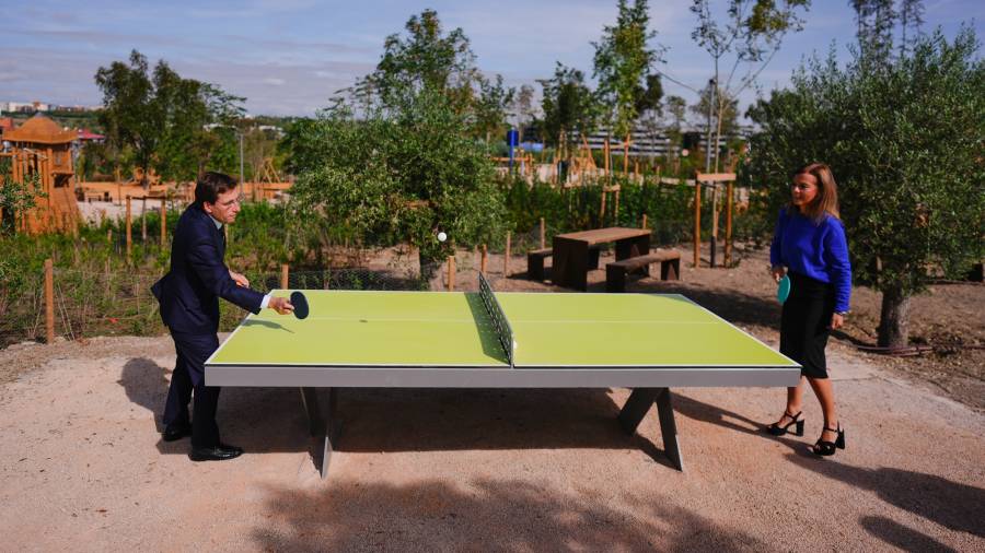 Almeida y Maíllo en equipamiento deportivo del nuevo parque de Benedicto XVI