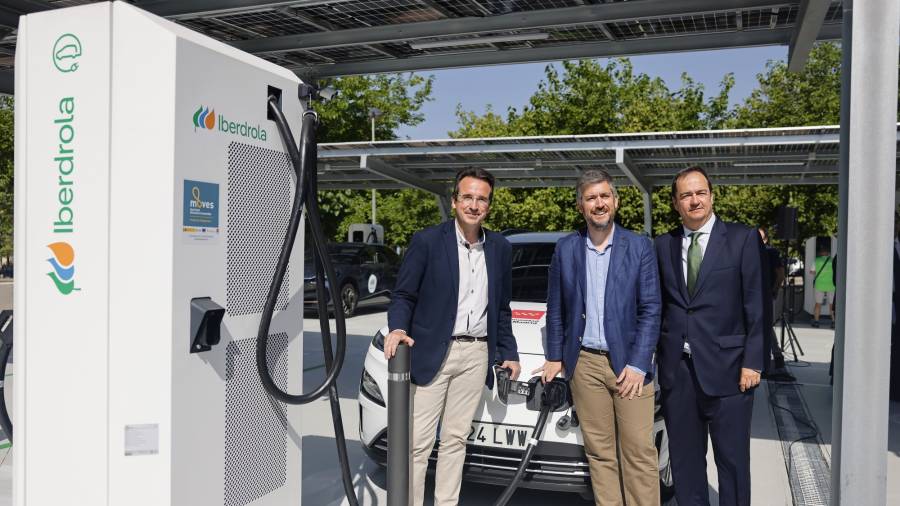 El consejero de Presidencia de la Comunidad de Madrid, Miguel Ángel García Martín, y el alcalde de Leganés, Miguel Ángel Recuenco, inauguran la gran electrolinera de Arroyo Culebro