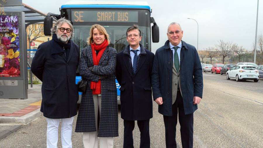 El concejal de Fuencarral-El Pardo, José Antonio Martínez Páramo, junto a la Coordinadora General de Movilidad del Ayuntamiento, María José Aparicio Sanchiz, al gerente del CRTM, Pablo Rodríguez, y al director gerente de EMT, Alfonso Sánchez Vicente