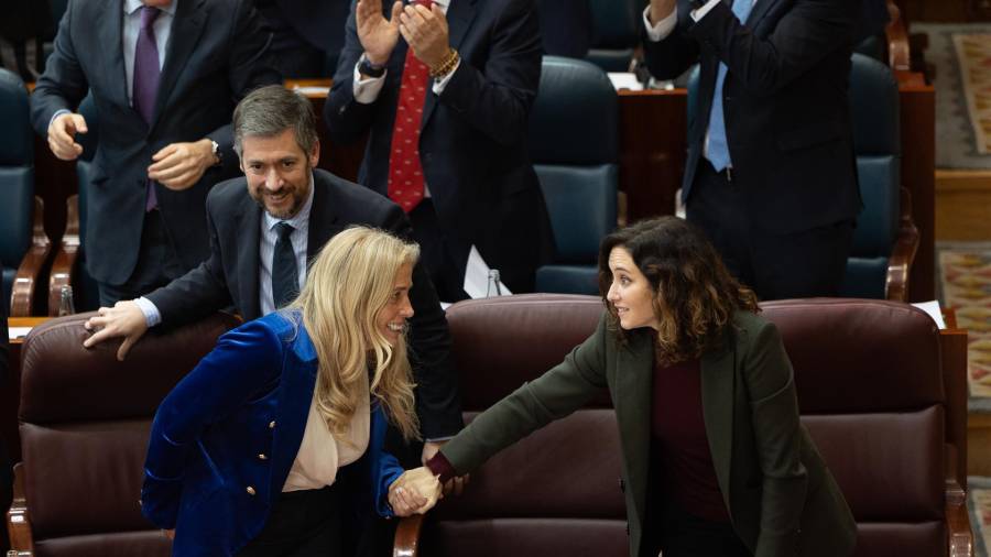 La consejera de Economía, Hacienda y Empleo, Rocío Albert (i), y la presidenta de la Comunidad de Madrid, Isabel Díaz Ayuso (d), durante una sesión plenaria, en la Asamblea de Madrid, a 20 de diciembre de 2024, en Madrid