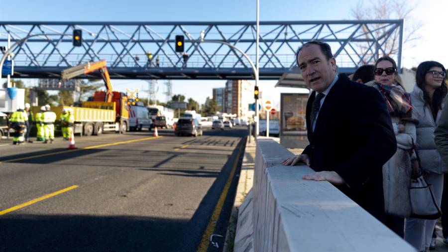 El delegado de Urbanismo, Medio Ambiente y Movilidad, Borja Carabante, visita este viernes el tramo donde avanzan las obras de la A-5 para su soterramiento