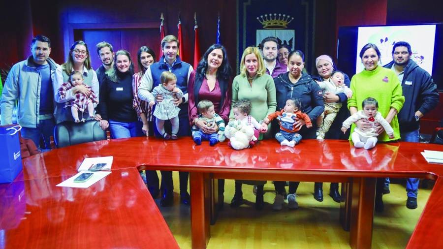 Imagen de archivo de la alcaldesa, Rocío García Alcántara, junto a los beneficiarios del cheque bebé en la pasada convocatoria