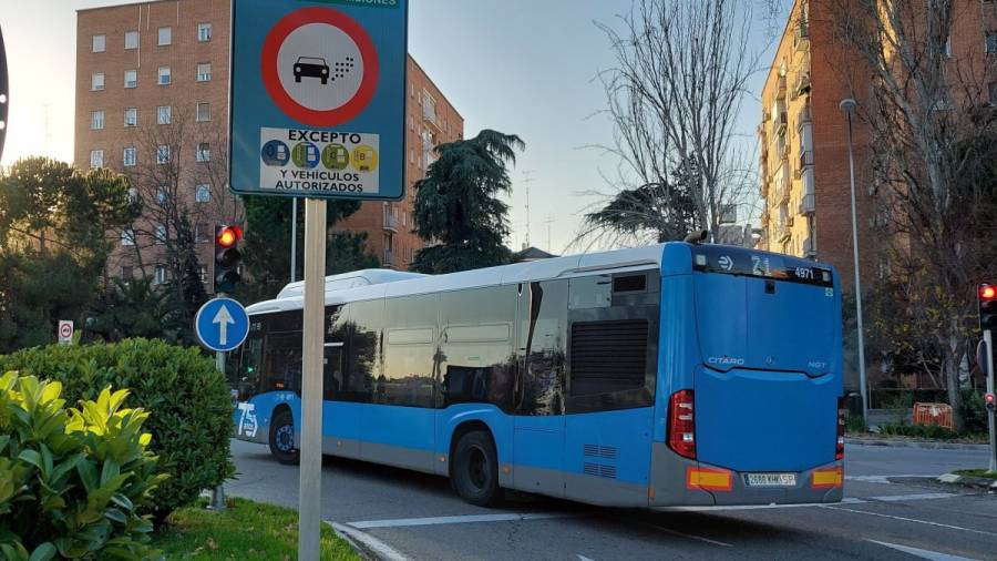 Un autobús de la EMT transita por la Zona de Bajas Emisiones