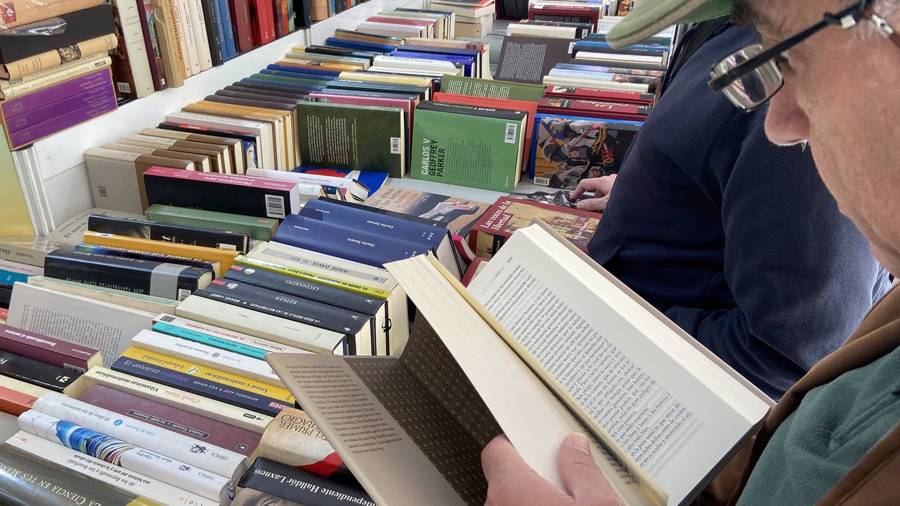 Un visitante consulta un ejemplar de la Feria del Libro Antiguo y de Ocasión de Madrid