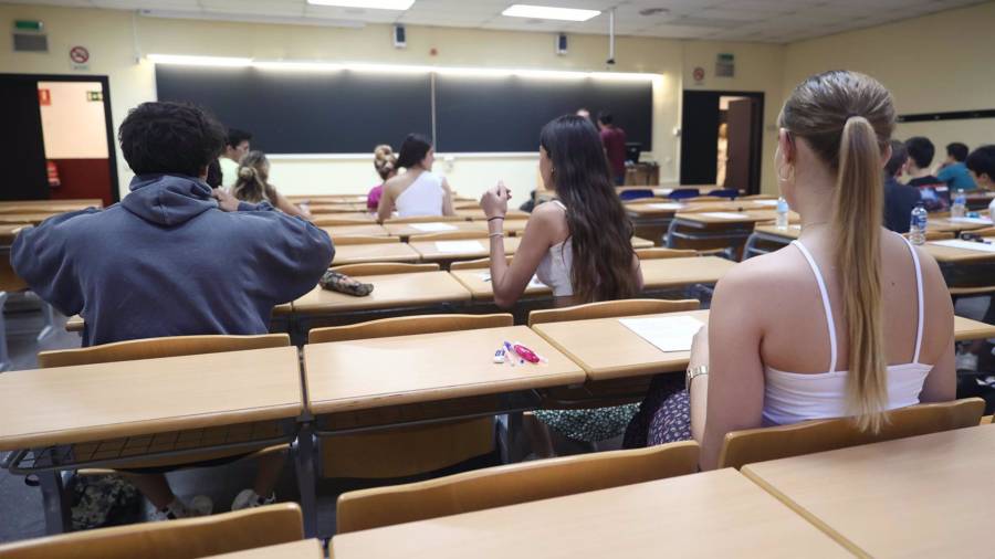 Varios estudiantes en un aula de la Facultad de Matemáticas, antes de comenzar uno de los exámenes