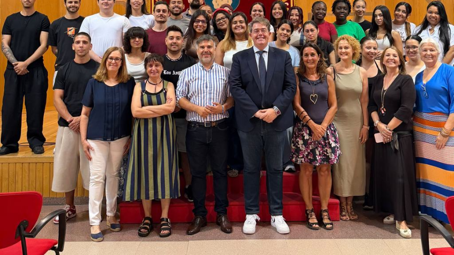 El primer teniente de alcalde, Carlos Delgado, y el concejal de Empleo, José Marín, reciben a los nuevos trabajadores en un acto en el Centro Municipal de Las Dehesillas