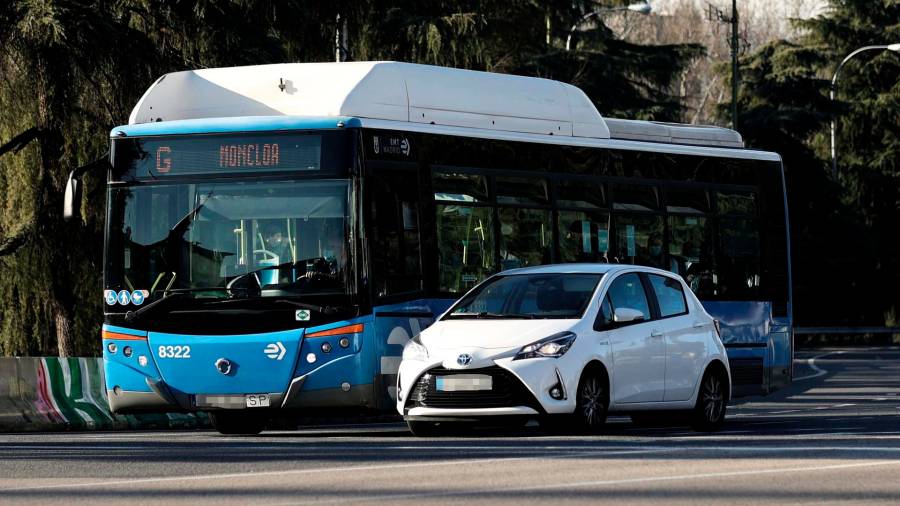 Un autobús de la EMT circulando por las inmediaciones de Moncloa