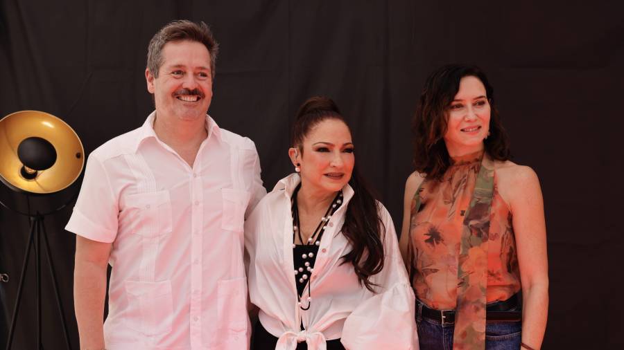 La presidenta autonómica, Isabel Díaz Ayuso, y el consejero de Cultura, Turismo y Deporte, Mariano De Paco Serrano, con Gloria Estefan este pasado domingo, día del concierto en Colón