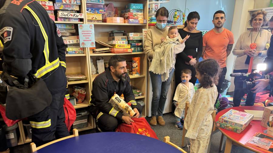 Los bomberos voluntarios de la región llevan regalos a los niños ingresados en el Hospital Puerta de Hierro