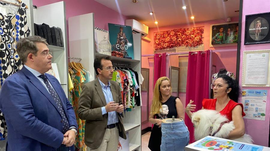 El alcalde, Miguel Ángel Recuenco, y el concejal de Comercio y Desarrollo Local, José Marín, visitan algunos de los establecimientos para agradecer su participación