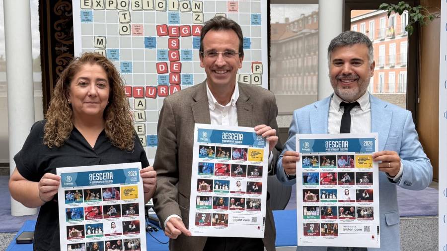 El alcalde, Miguel Ángel Recuenco, el primer teniente de alcalde, Carlos Delgado, y la concejala de Cultura, Mercedes Neria, presentan la programación de ‘A Escena’