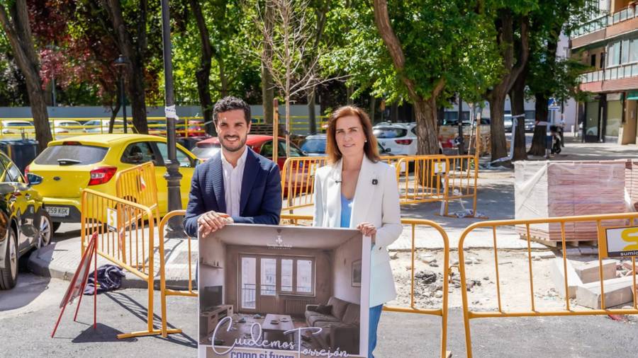 El alcalde, Alejandro Navarro Prieto, y la funcionaria de carrera del Consistorio e ingeniera de caminos, canales y puertos, Mercedes Tomé, presentan el Plan Cuidemos Torrejón