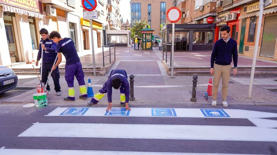 El alcalde, Alejandro Navarro Prieto, supervisa una actuación que mejora el estado de los centros educativos de la ciudad