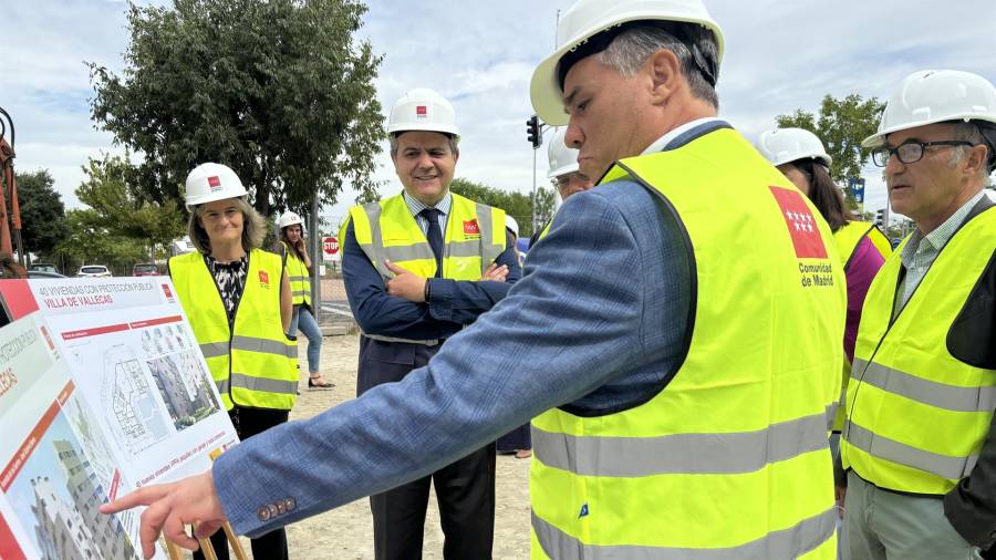 El consejero de Vivienda, Transportes e Infraestructuras, Jorge Rodrigo, visita la parcela, situada en la Avenida de las Suertes y la calle José Gutiérrez Maroto, en el barrio de Ensanche de Vallecas de la capital