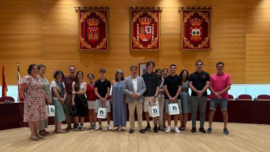 El alcalde de Tres Cantos, Jesús Moreno, junto a los jóvenes con las mejores notas en un acto celebrado en el Salón de Pleno del Ayuntamiento