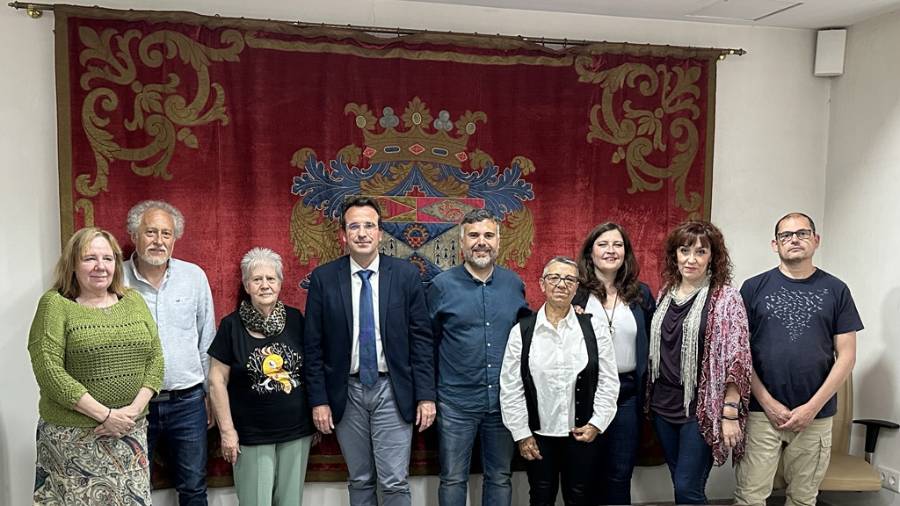 El alcalde, Miguel Ángel Recuenco (PP), el primer teniente de Alcalde, Carlos Delgado (ULEG), y el presidente de la FLAV, Fidel Gozalo, firman un acuerdo sobre las inversiones en la ciudad con los 50 millones de superávit municipal