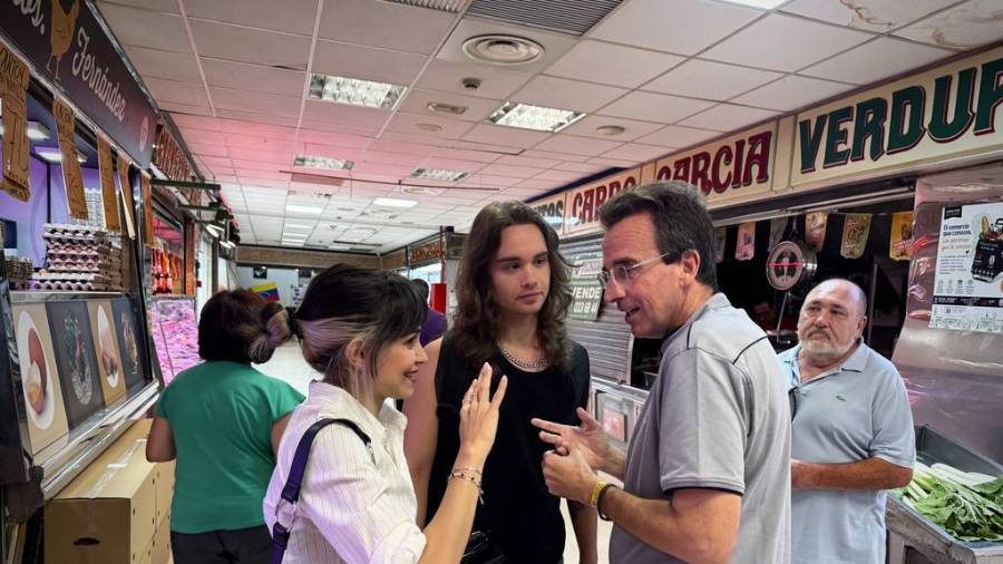 El alcalde de Leganés, Miguel Ángel Recuenco, habla con clientes de la Galeria Pryconsa