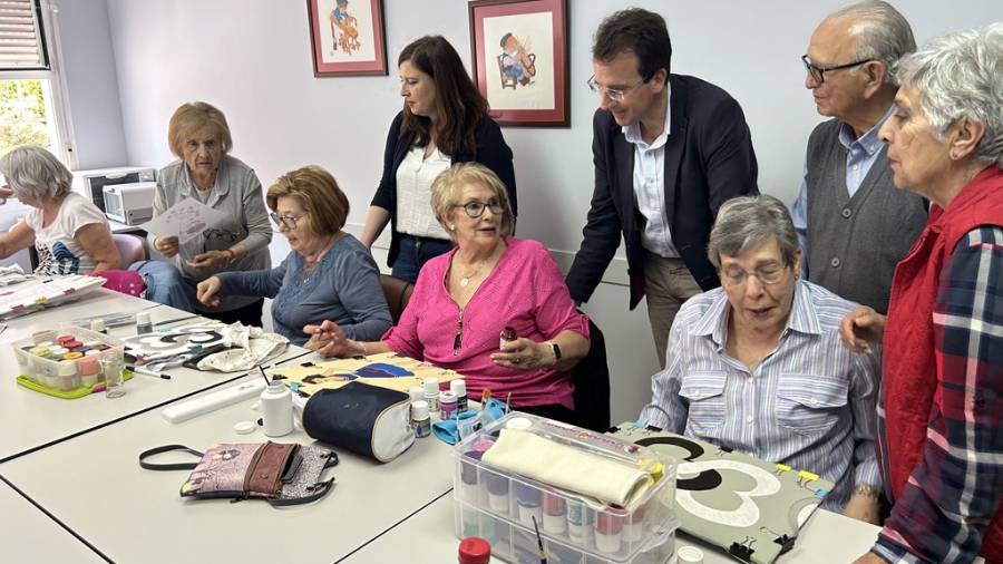 El alcalde, Miguel Ángel Recuenco, visita uno de los talleres para mayores en un centro municipal