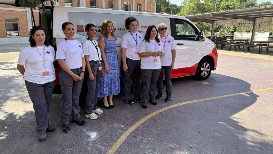 En el centro de la imagen, Ana Dávila posa junto a personal del servicio que gestiona Cruz Roja