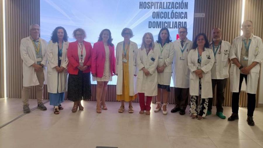 La consejera de Sanidad, Fátima Matute, junto al equipo de médicos del Gregorio Marañón que llevan a cabo la hospitalización oncológica domiciliaria