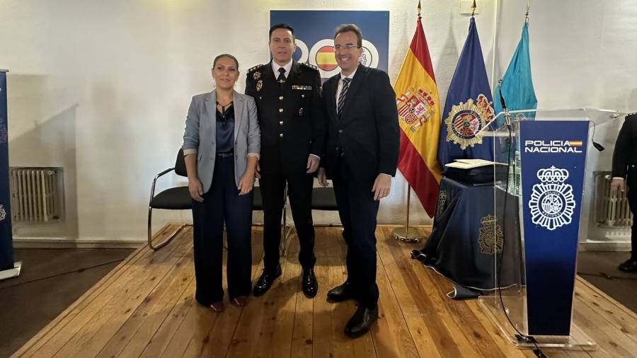 El comisario José Antonio Mateos Martín, junto al alcalde, Miguel Ángel Recuenco, y a la concejal de Seguridad Ciudadana, Almudena González, en la toma de posesión como nuevo jefe de la Comisaría de Policía Nacional del municipio