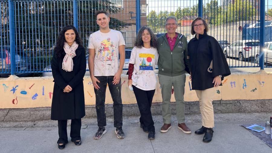 Las concejalas de Educación, Lola López, y de Participación Ciudadana y Distritos, Esther de Andrés, en el centro educativo Cristobal Colón