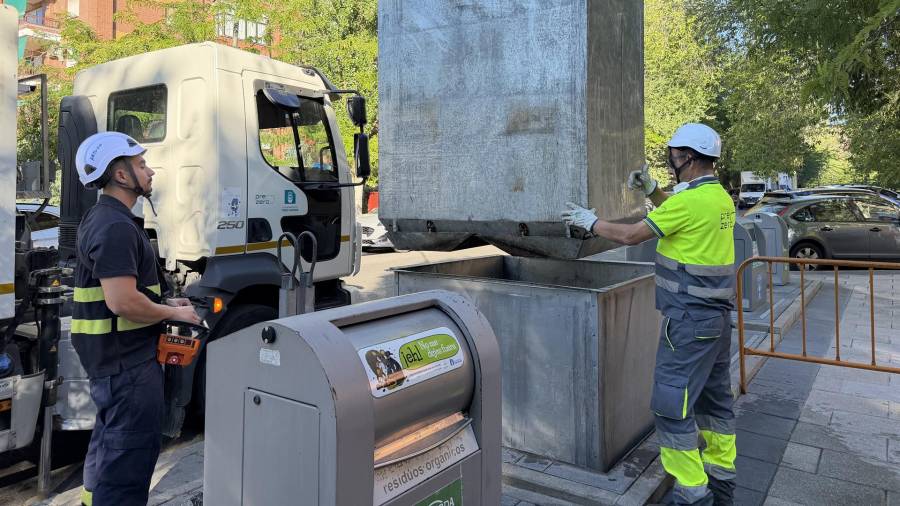 Operarios de limpieza y mantenimiento de los contenedores soterrados