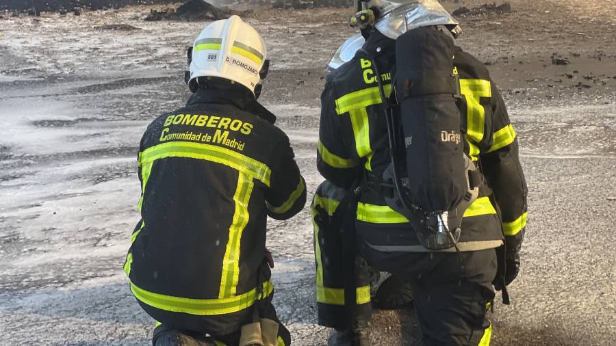 Efectivos en la extinción de un incendio