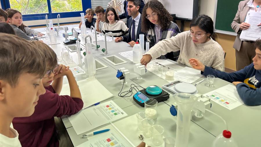 El consejero Emilio Viciana, durante la visita a un colegio en Daganzo