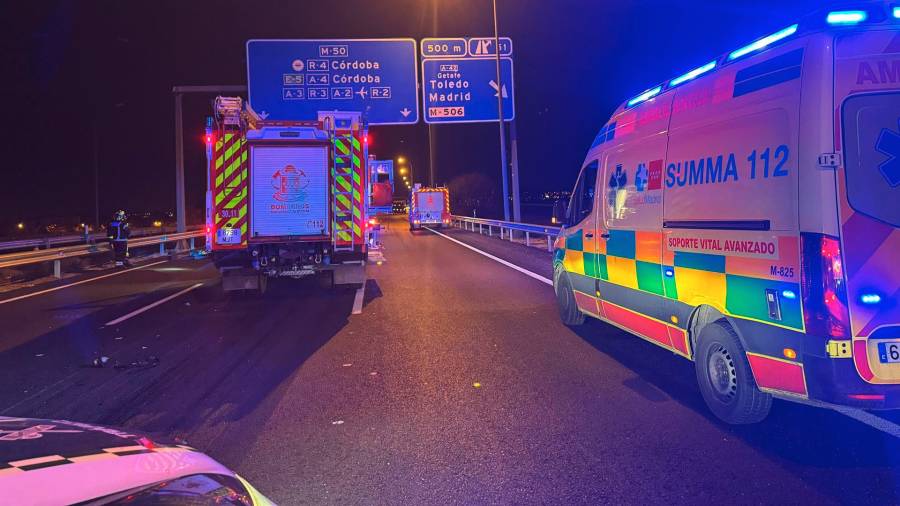 Summa 112 y Bomberos de la Comunidad de Madrid tras el accidente entre un coche y un camión en la M-50